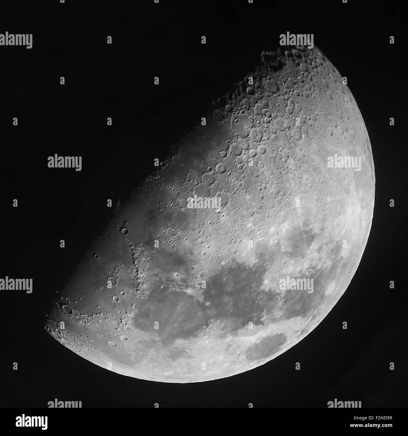 Photographie réelle de demi lune prise au foyer primaire au moyen d'un pouce 5 / 127mm Maksutov-Cassegrain télescope catadioptrique. Banque D'Images