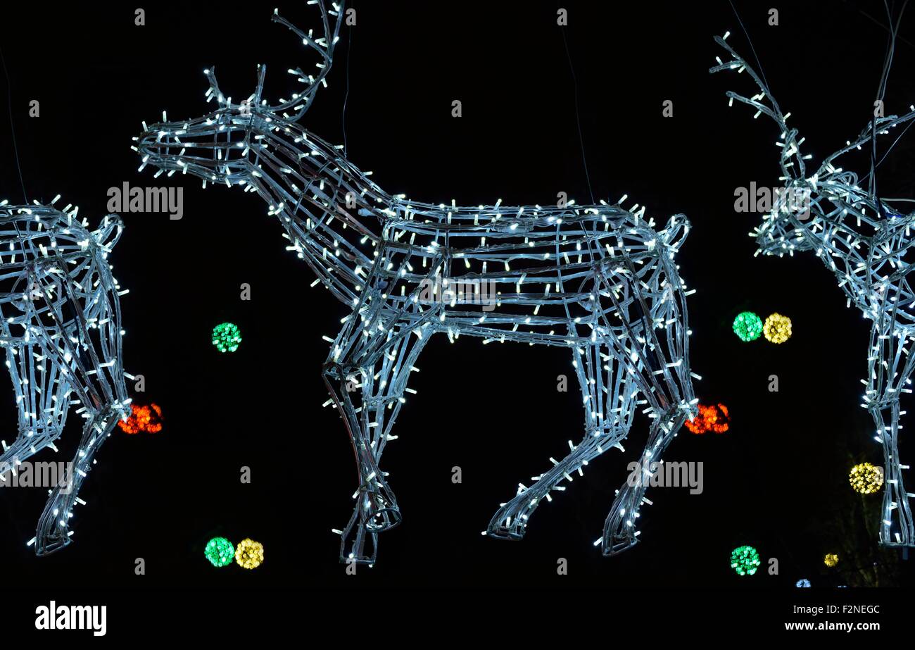 Brillant blanc cerf électronique dans le traîneau du Père Noël cadeaux offrir Banque D'Images