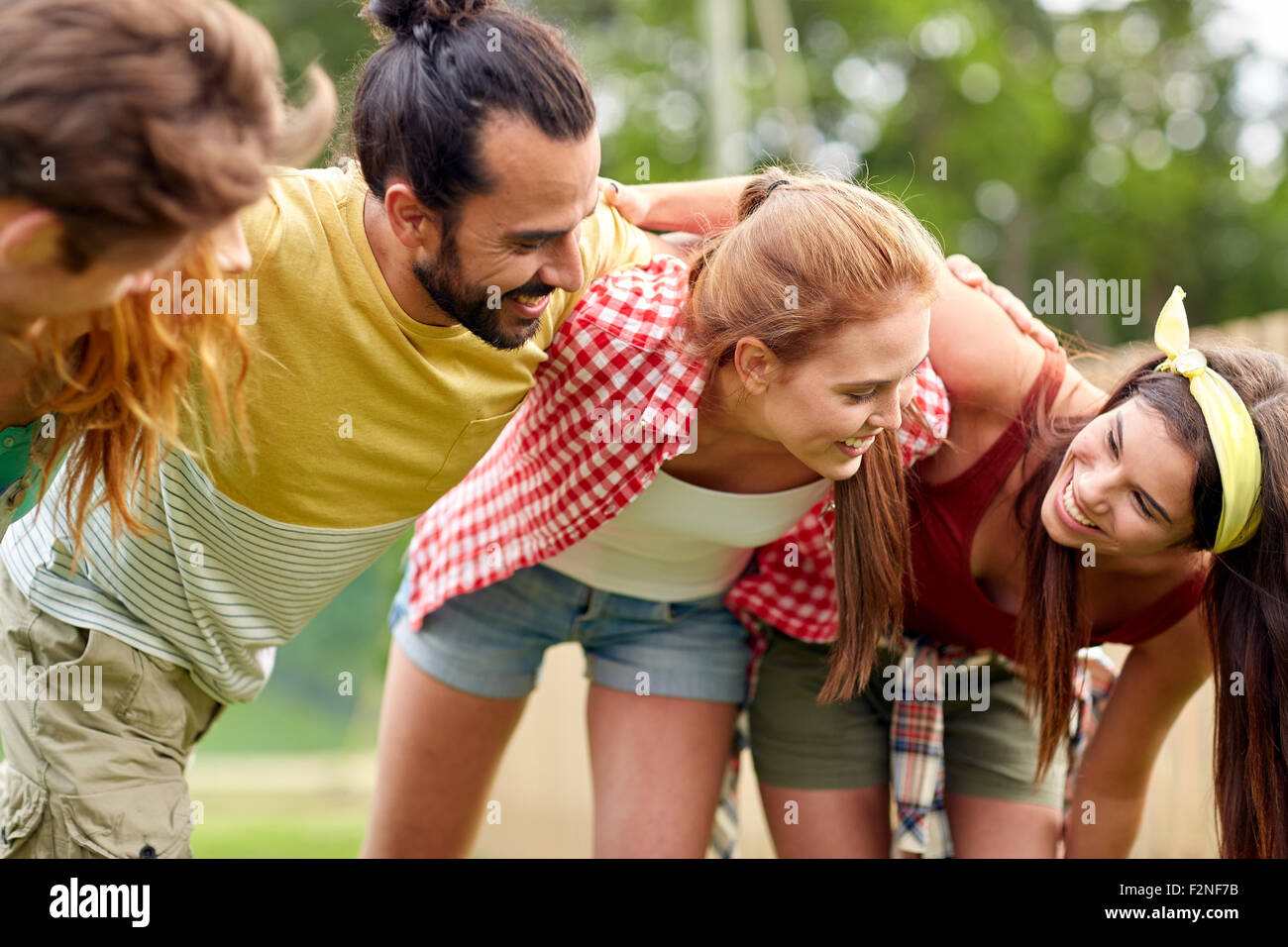 Group of smiling friends outdoors Banque D'Images