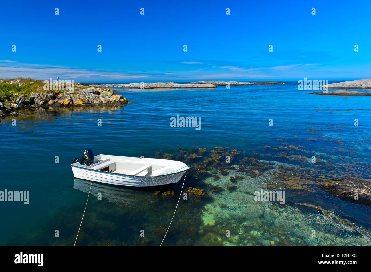 Bateau blanc ancrée dans une baie de la côte rocheuse à Bud, municipalité Fraena, Peninsula Romsdal Møre og Romsdal Banque D'Images