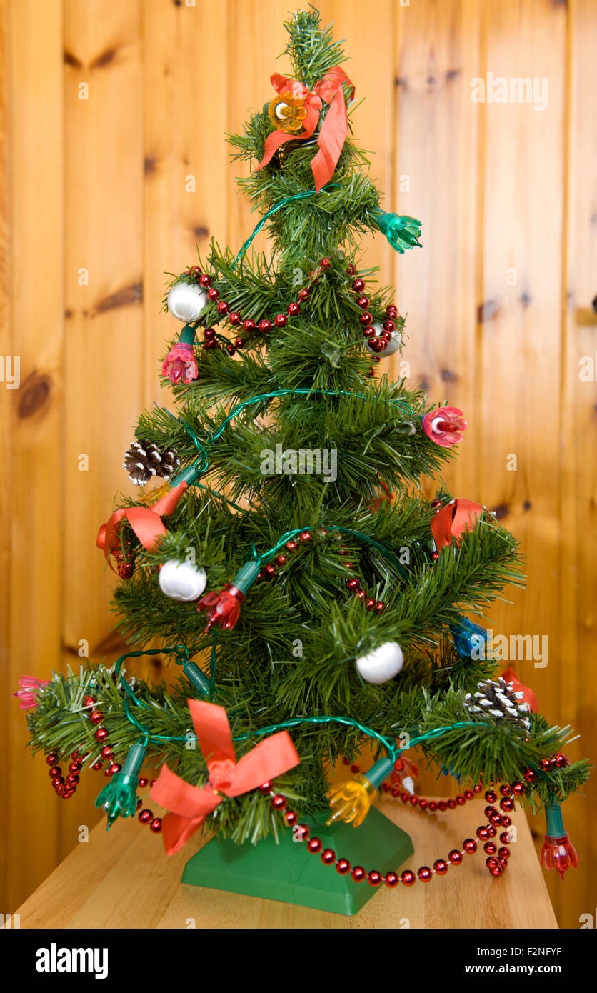 Fermer portrait d'un dessus de table arbre de Noël artificiel. Banque D'Images
