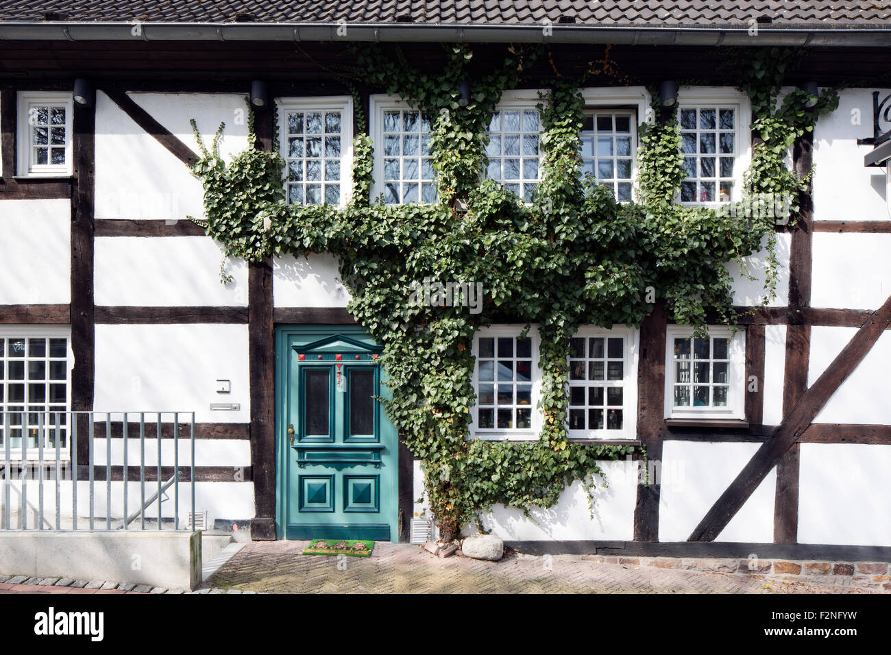 Façade avec porte et fenêtres, maison à colombages Güldener 3235, centre historique, Unna, Nord de la Ruhr, en Rhine-Germany Banque D'Images