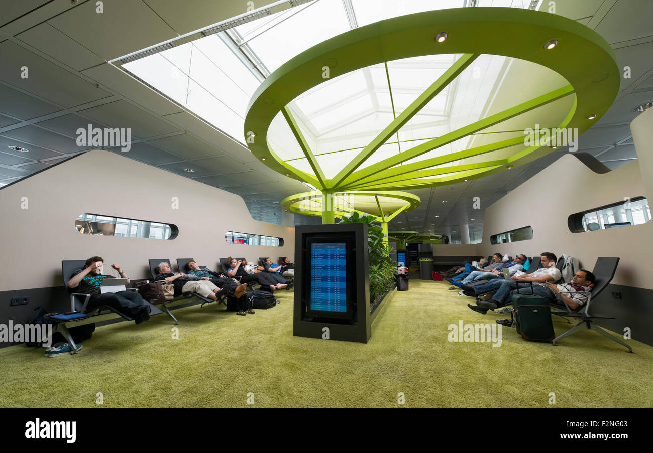 Tout en relaxant les passagers en attente dans une zone de loisirs à l'aéroport de Munich, Bavière, Allemagne Banque D'Images