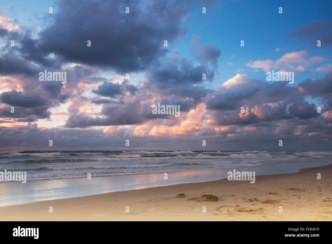 Coucher du soleil au bord de la mer, près de De Cocksdorp, Mer du Nord, Texel, à l'ouest de l'archipel Frison, Province de la Hollande du Nord, Hollande Banque D'Images