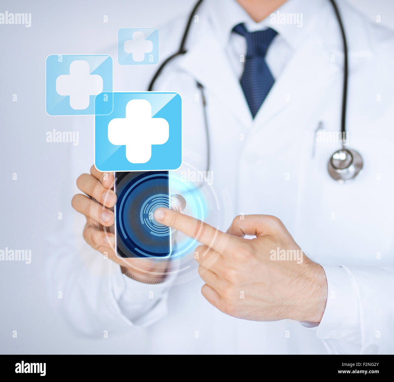 Doctor holding smartphone avec l'application médicale Banque D'Images