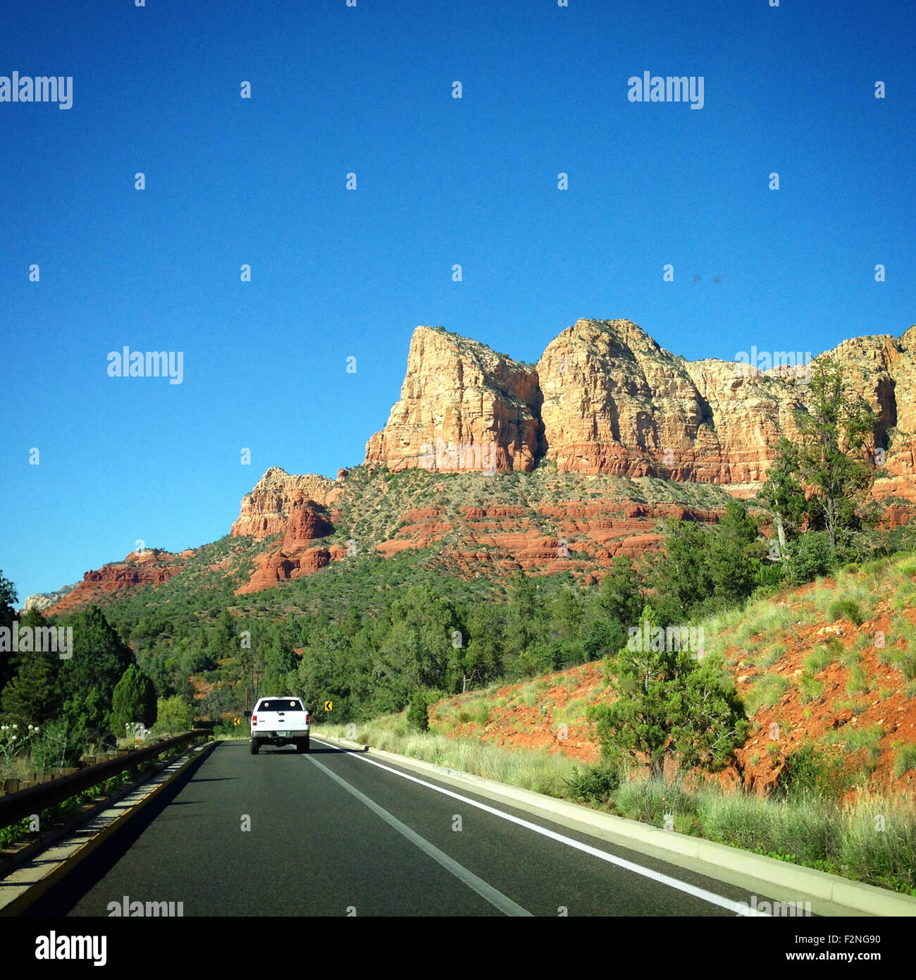 Voiture roulant dans le désert majestueux rock formations - Image de stock capturée avec un smartphone