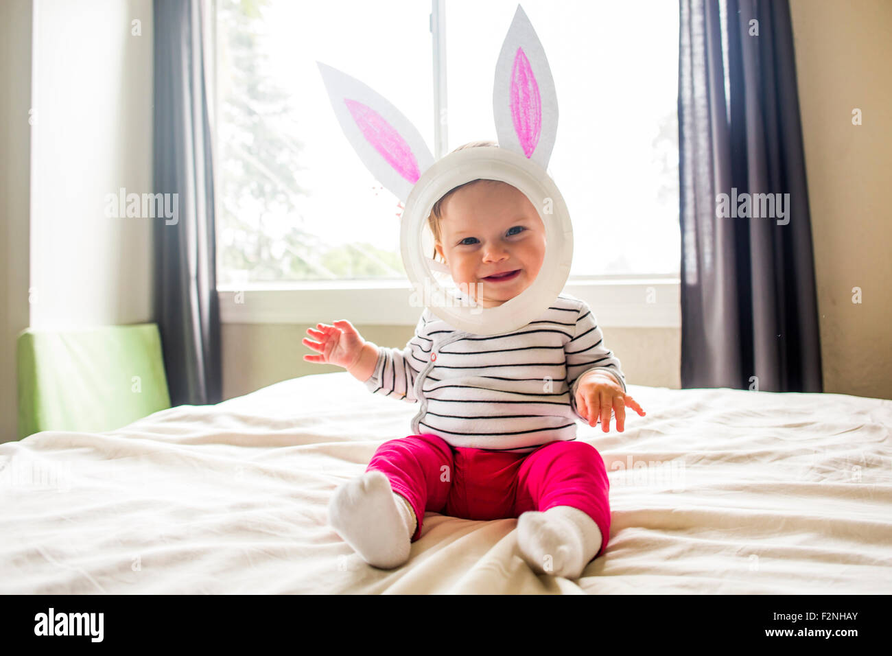 Caucasian baby girl costume de lapin de Pâques Banque D'Images