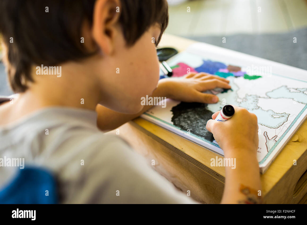 Mixed Race boy coloring plan avec crayon Banque D'Images