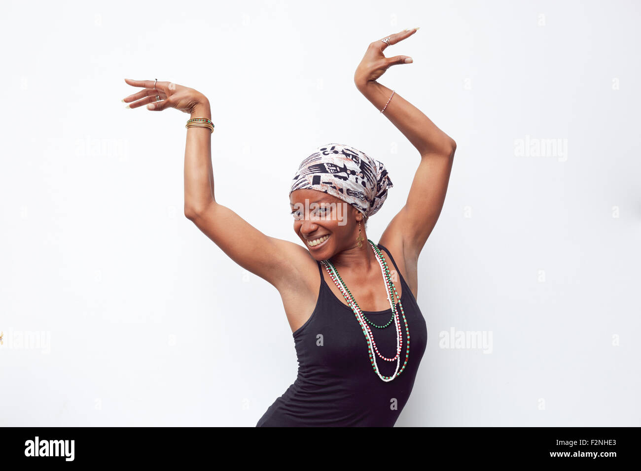 Black woman posing with arms raised Banque D'Images