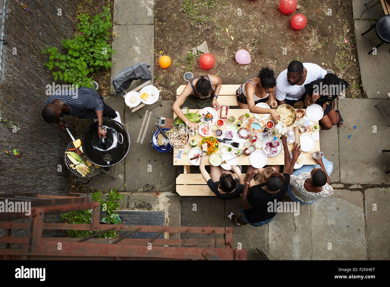 High angle view of friends enjoying barbecue jardin Banque D'Images