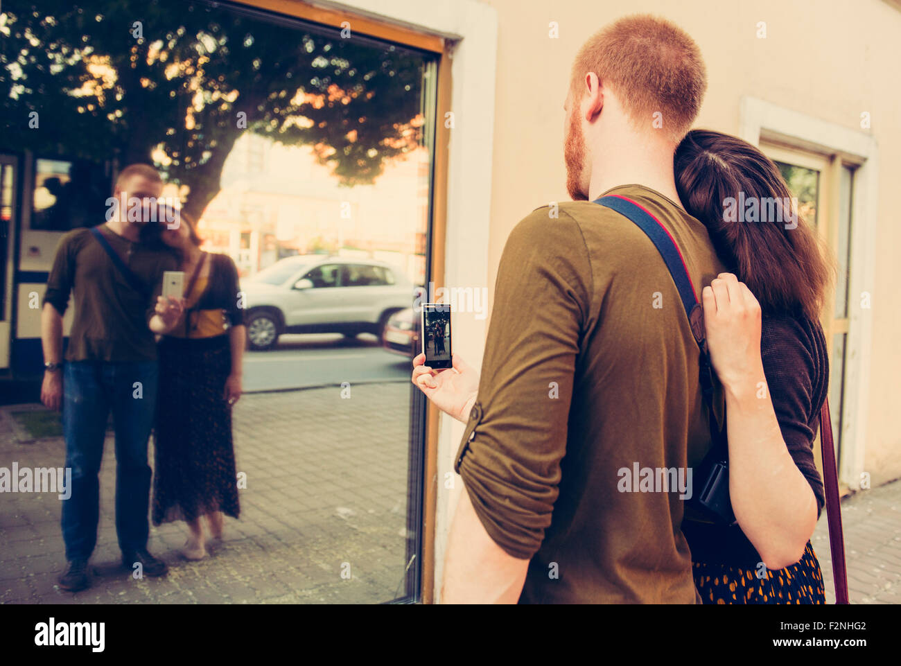Caucasian couple taking Self Portrait in mirror Banque D'Images