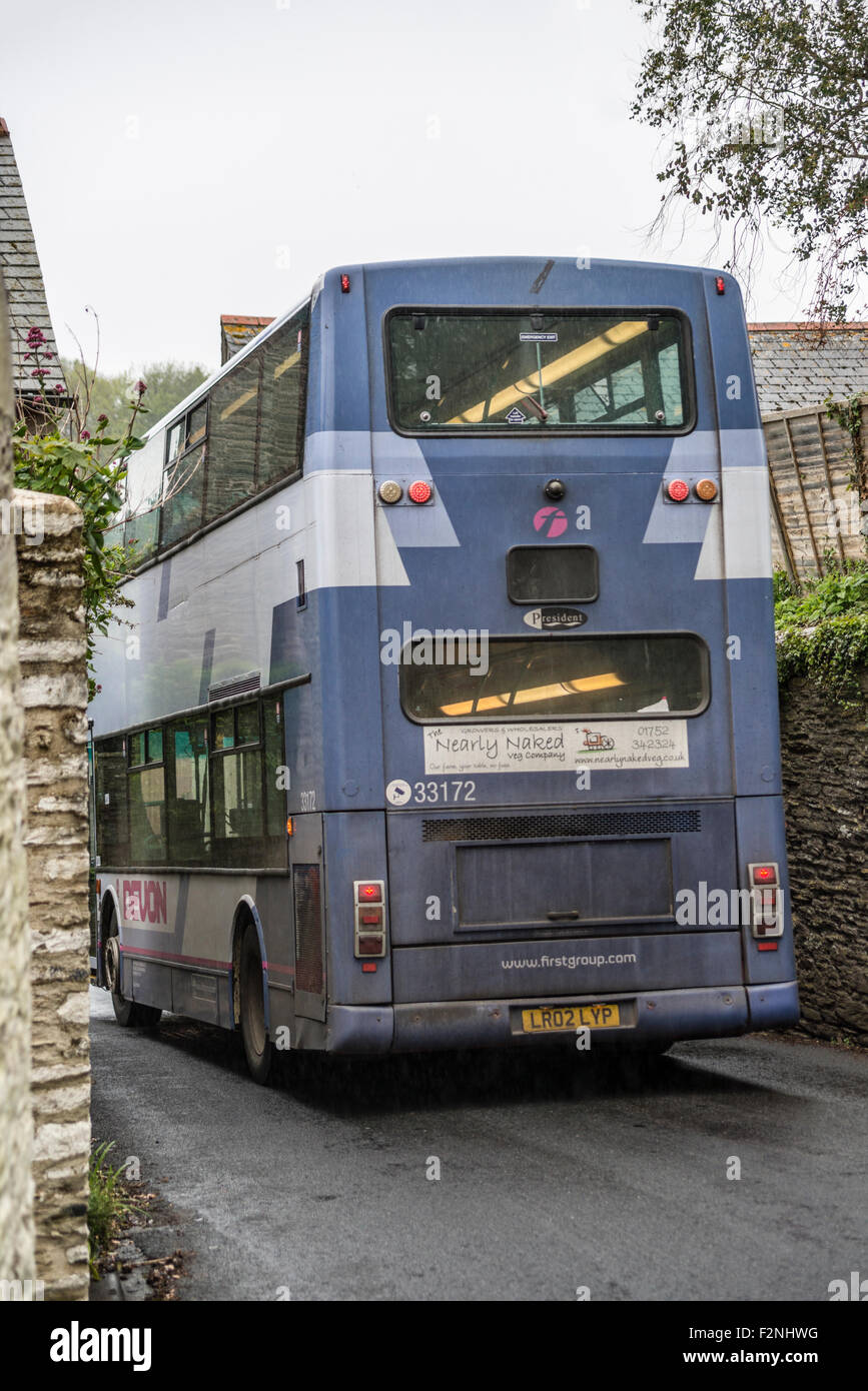 Bus à impériale dans une rue étroite à Stoke Fleming, Devon, Royaume-Uni Banque D'Images