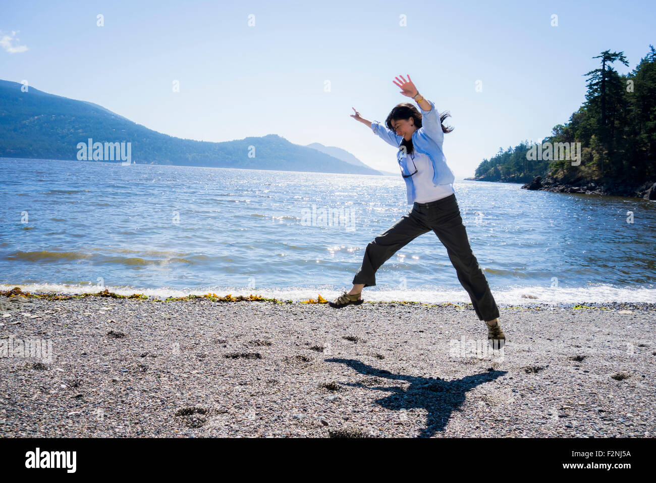 Femme japonaise faisant la roue sur la plage Banque D'Images