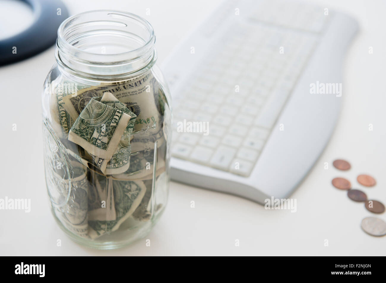 Close up of savings jar près de clavier de l'ordinateur Banque D'Images
