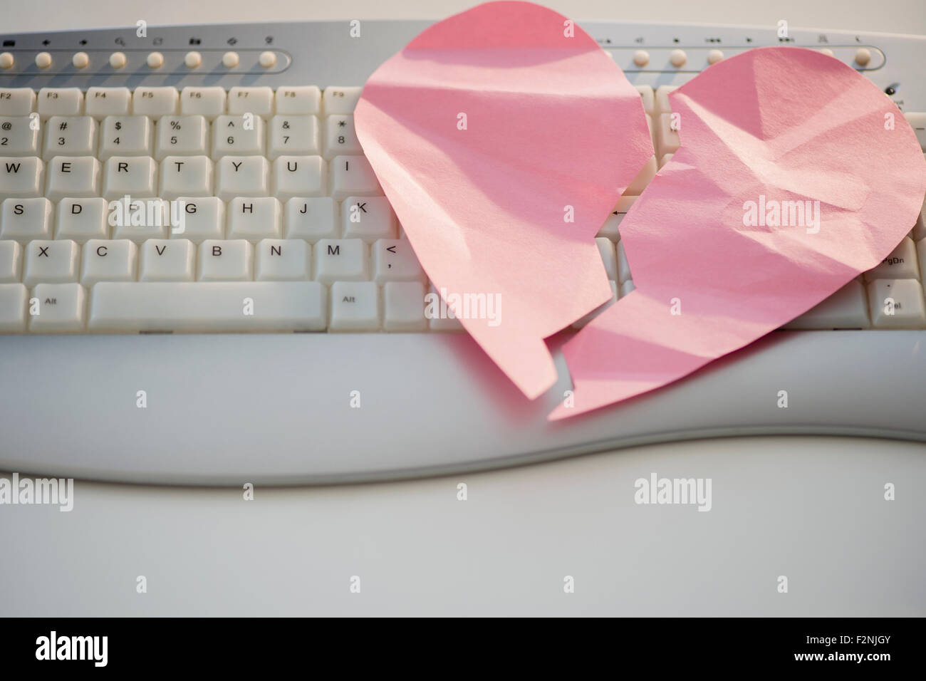 Close up of broken heart on computer keyboard Banque D'Images