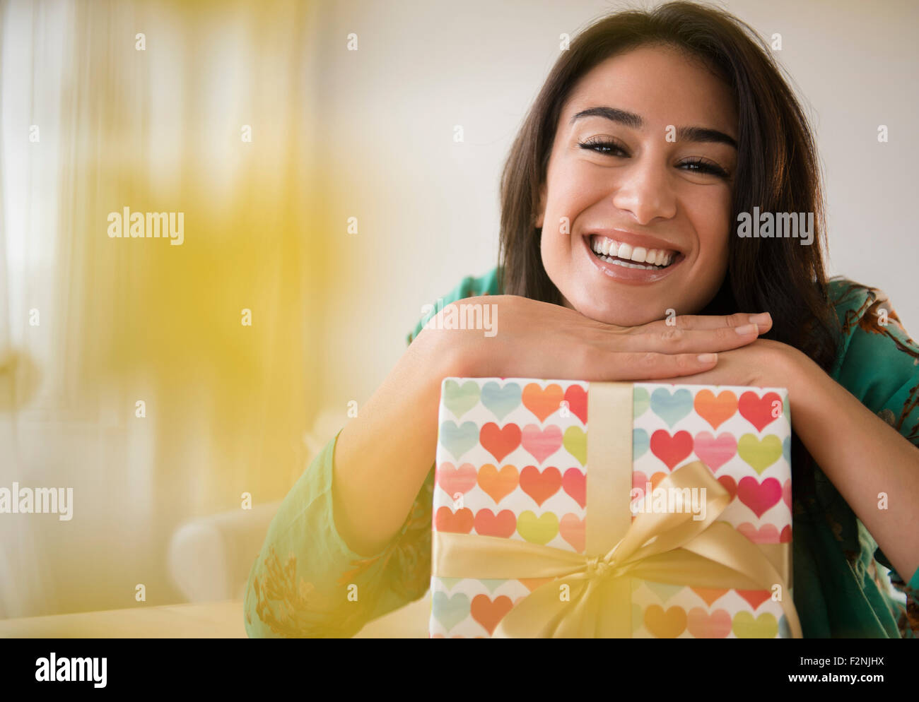 Close up of woman leaning on wrapped gift Banque D'Images