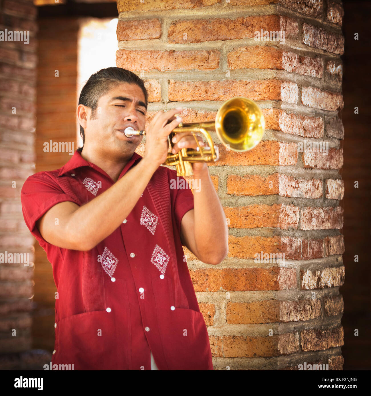 Mexican playing trumpet Banque de photographies et d'images à haute  résolution - Alamy
