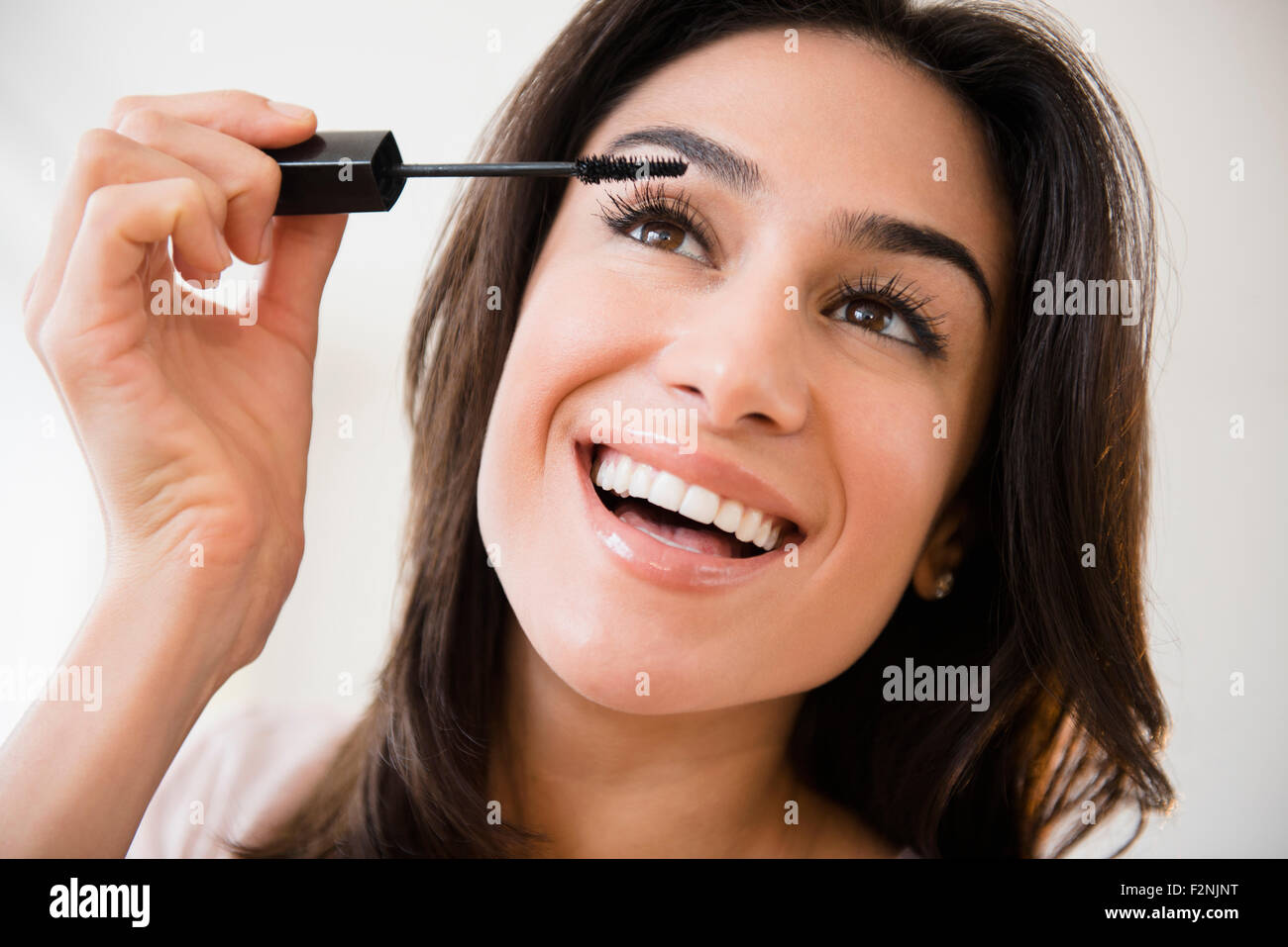 Close up of woman applying makeup Banque D'Images