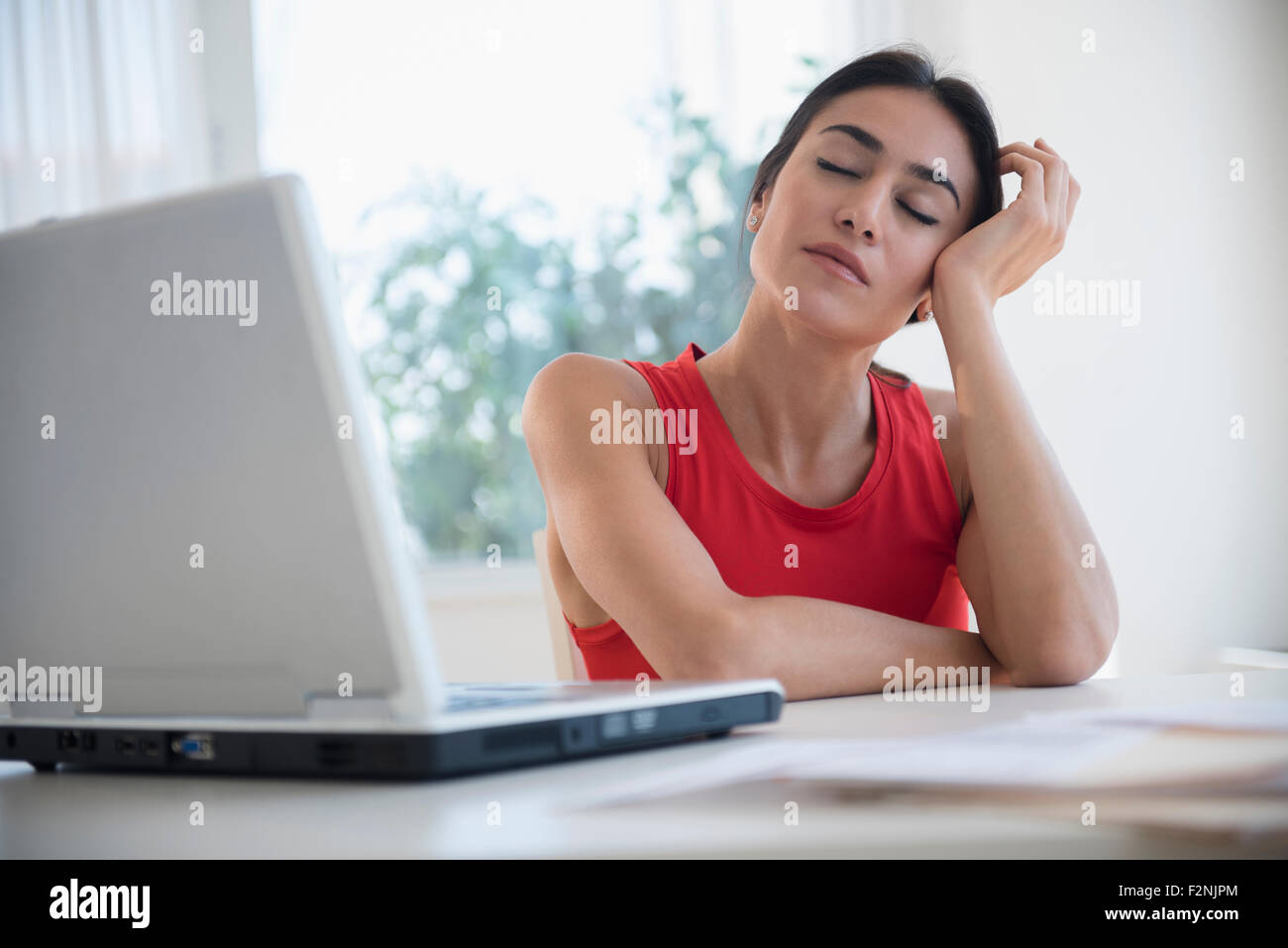 Souligné businesswoman sitting at laptop at desk Banque D'Images