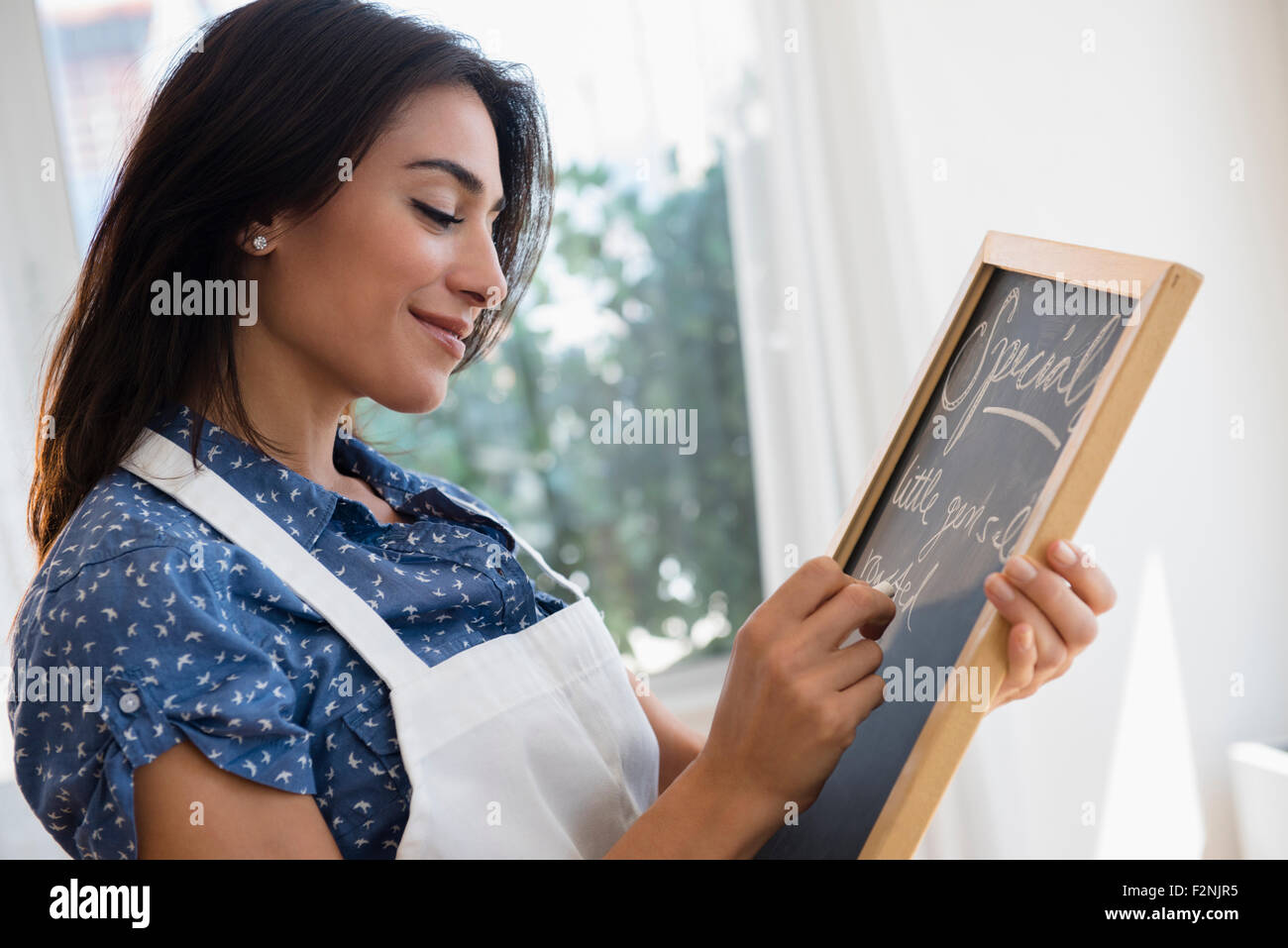 L'écriture femme promotions sur cafe chalkboard Banque D'Images