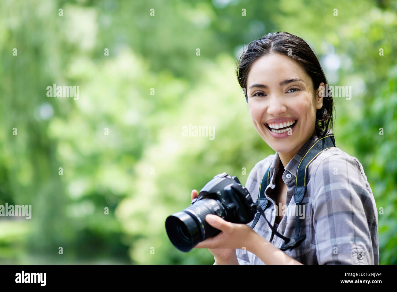 Hispanic woman photographing outdoors Banque D'Images