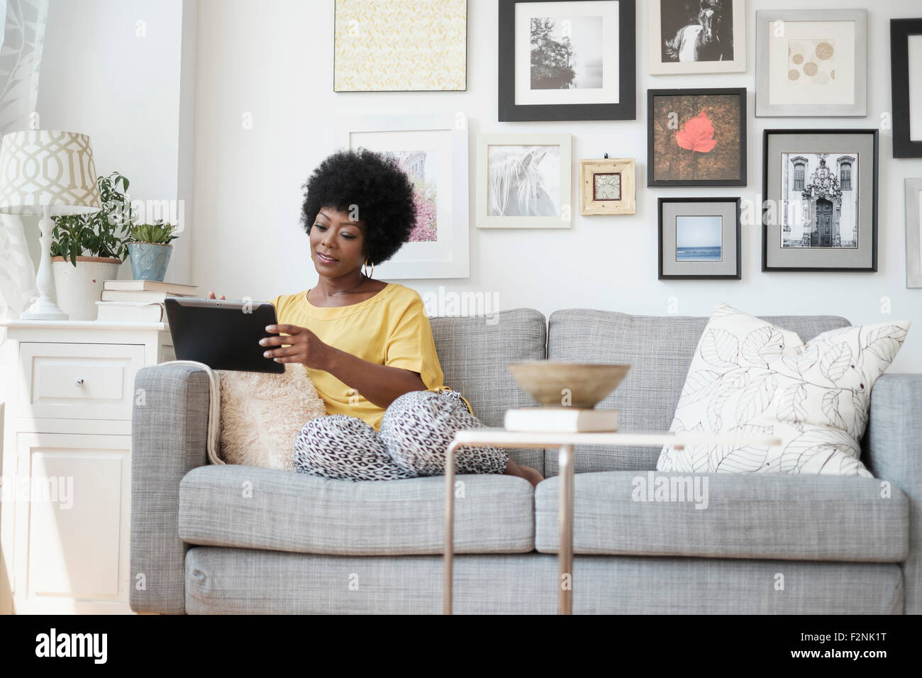 African American Woman sitting on sofa Banque D'Images