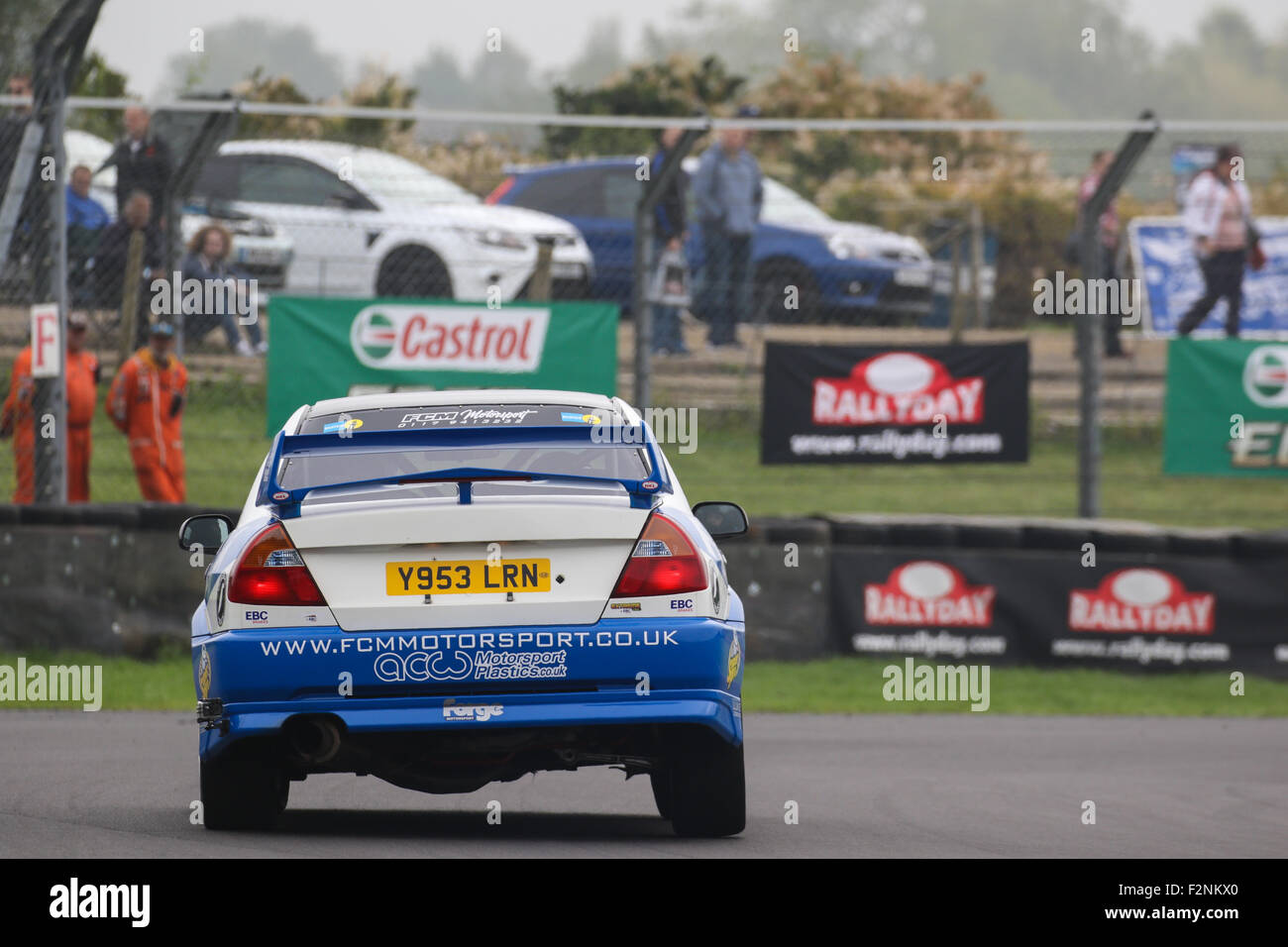 Une Mitsubishi Evo sur la voie du circuit à Castle Combe Rallyday. Banque D'Images