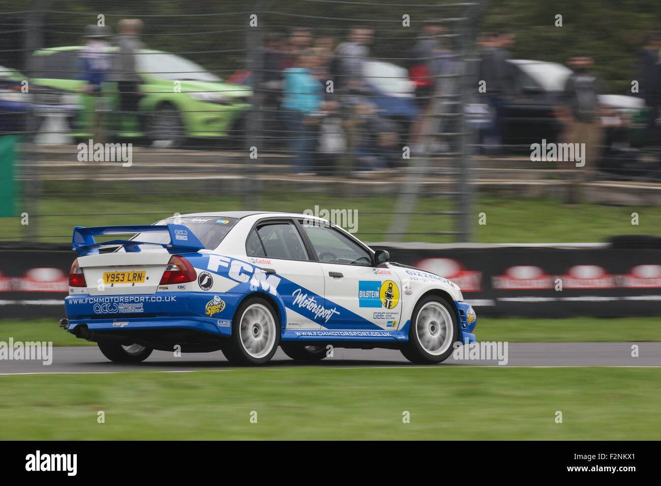 Une Mitsubishi Evo sur la voie du circuit à Castle Combe Rallyday. Banque D'Images