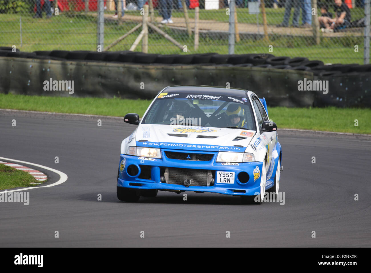 Une Mitsubishi Evo sur la voie du circuit à Castle Combe Rallyday. Banque D'Images