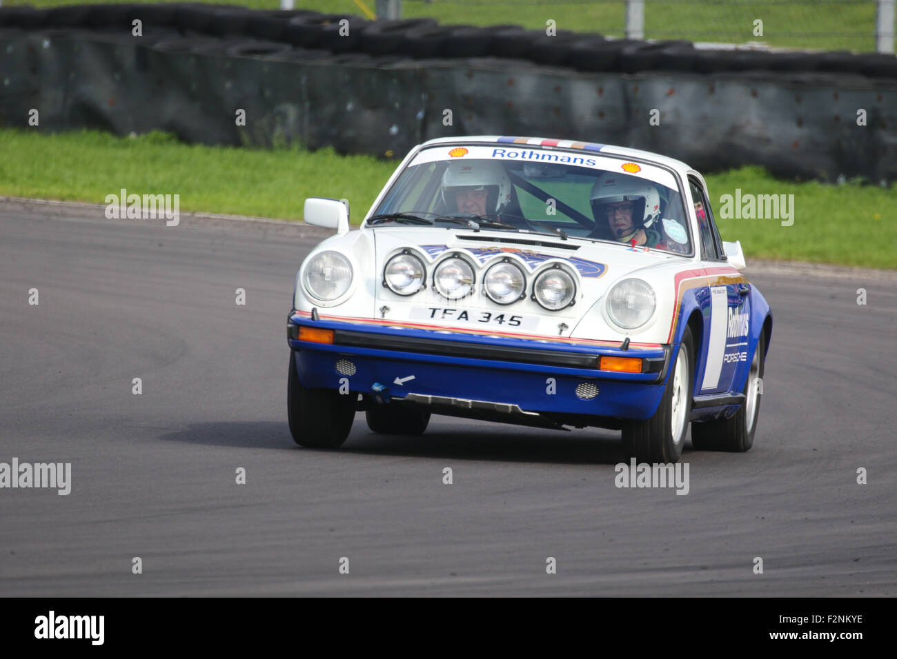 Une voiture de rallye sur la voie du circuit à Castle Combe Rallyday. Banque D'Images