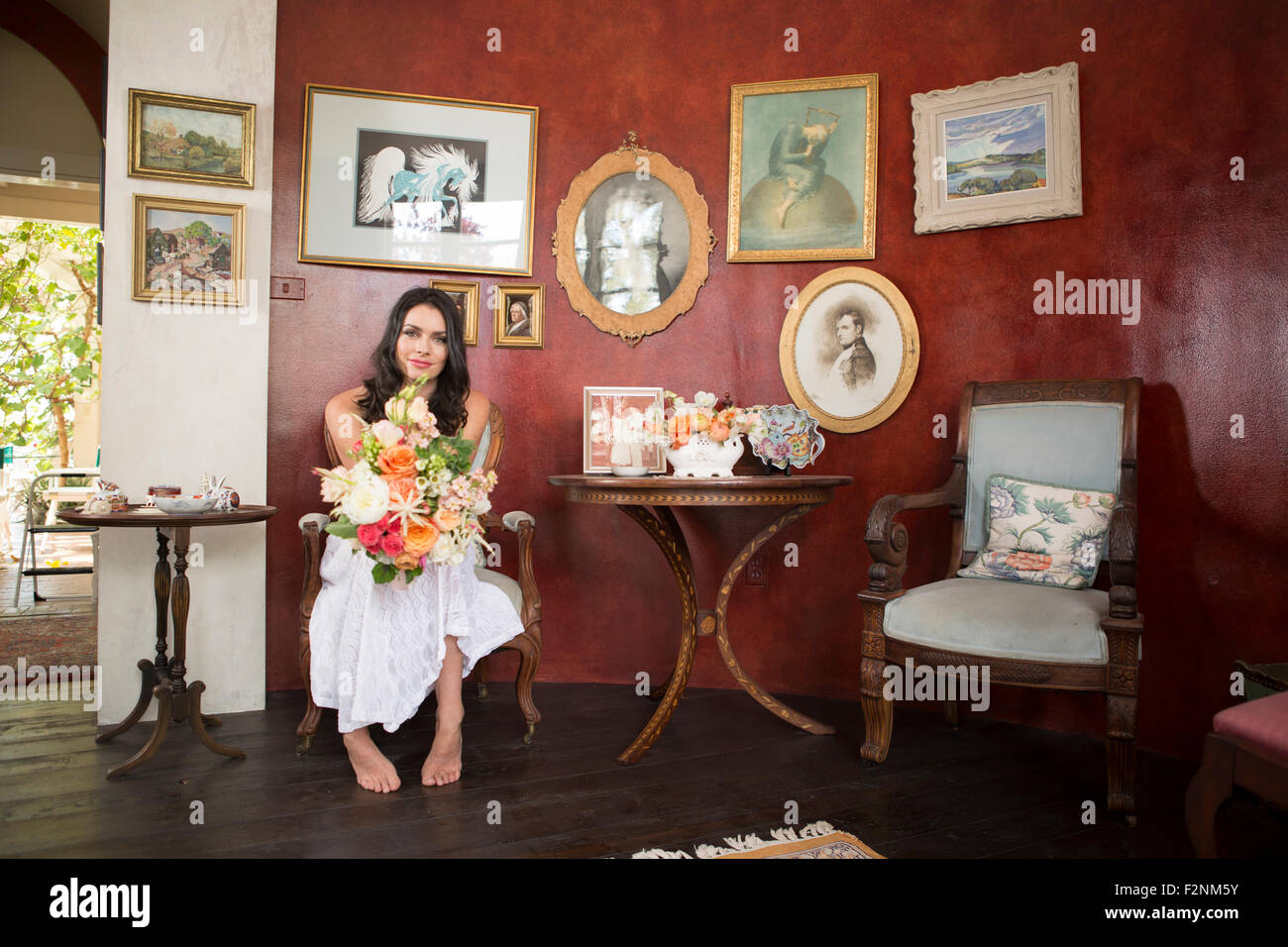 Bride holding bouquet de fleurs dans la salle d'attente Banque D'Images