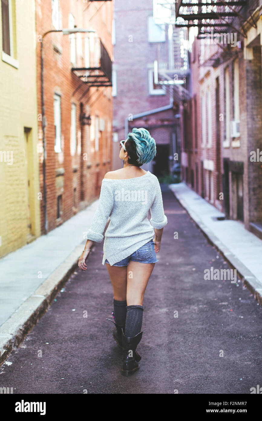 Caucasian woman walking in urban ruelle Banque D'Images
