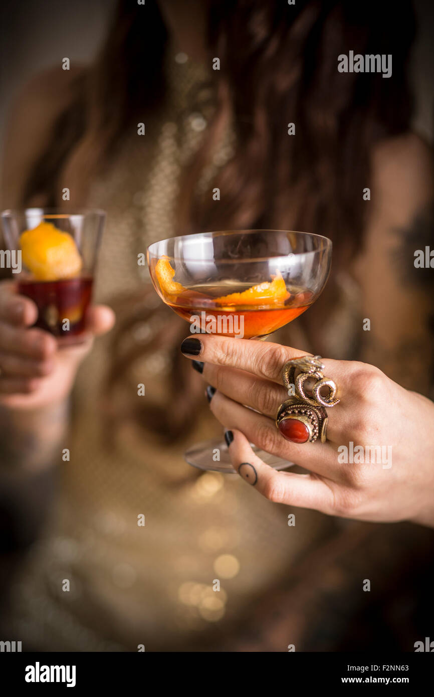 Close up of Caucasian women drinking cocktails Banque D'Images