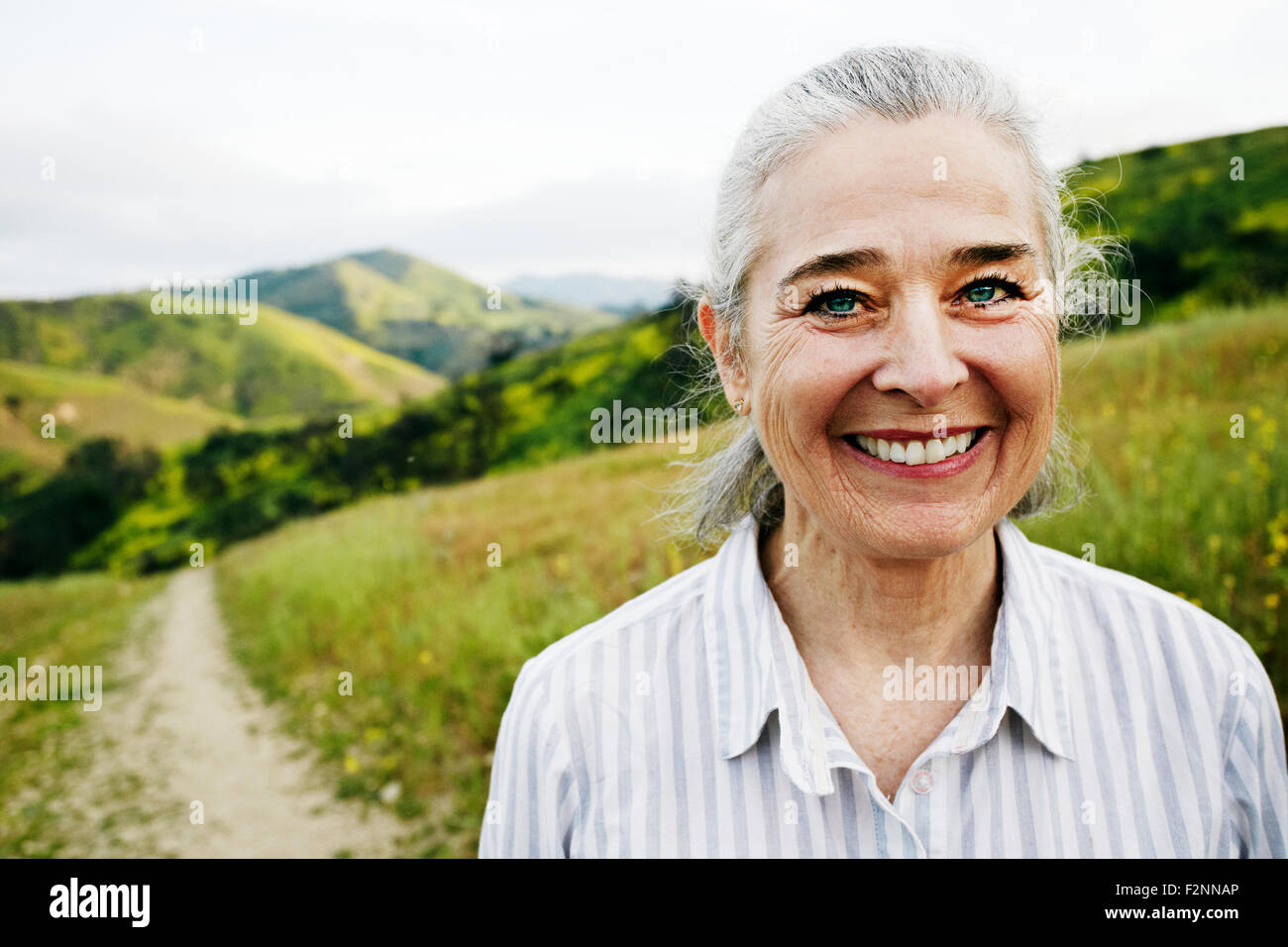 Caucasian woman hiking trail Banque D'Images