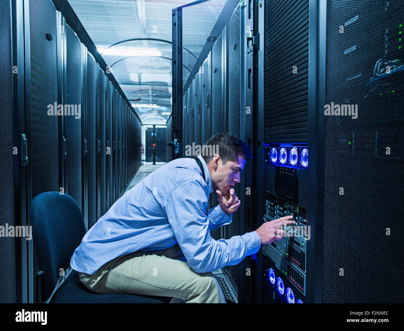 Technicien en technologie de l'hispanique contrôle serveur prix Photo Stock  - Alamy