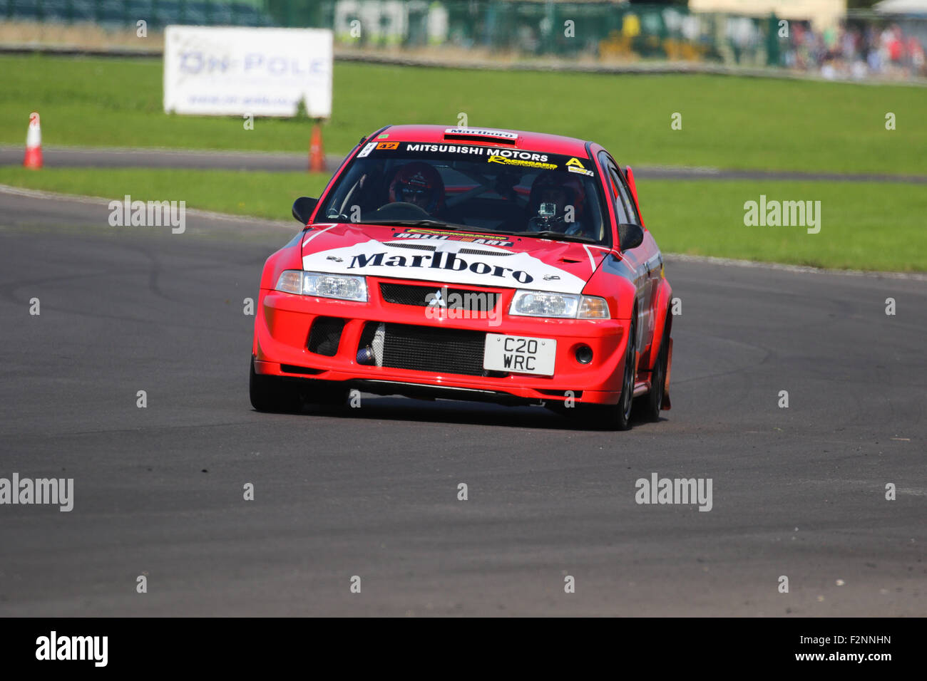 Une Mitsubishi Evo sur la voie du circuit à Castle Combe Rallyday. Banque D'Images