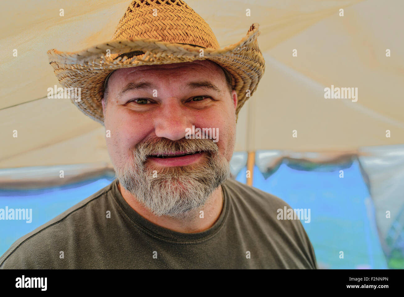 Caucasian man wearing cowboy hat Banque D'Images
