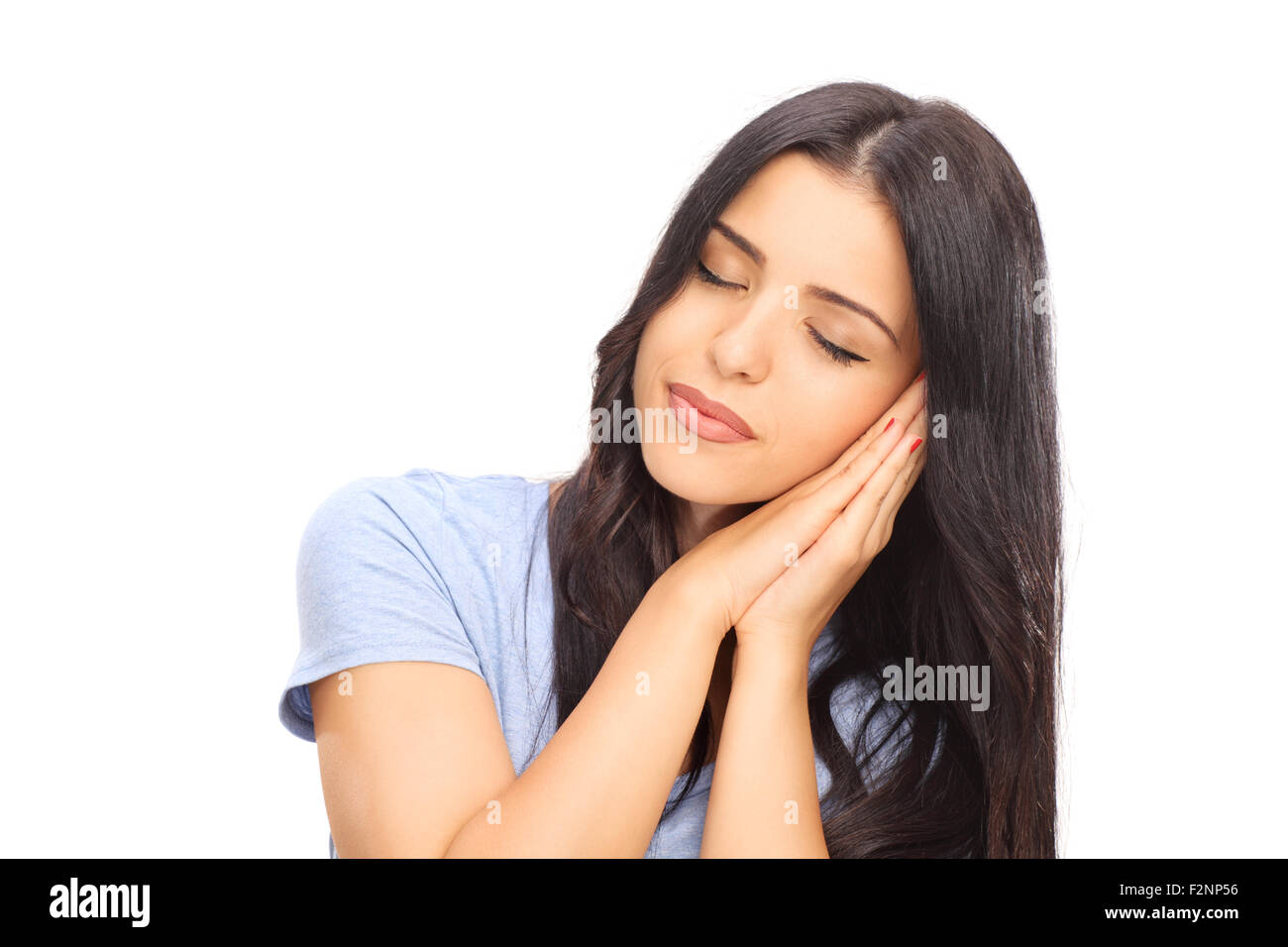 Jeune femme dormir sur ses mains isolé sur fond blanc Banque D'Images