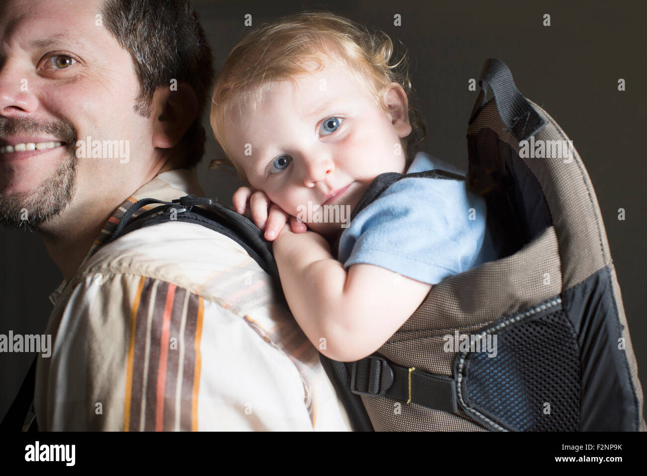 Woman carrying son on retour Banque D'Images