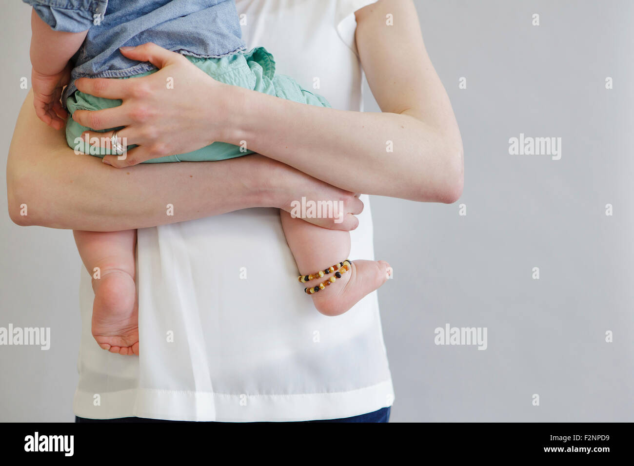 Au milieu de la mother holding baby Banque D'Images