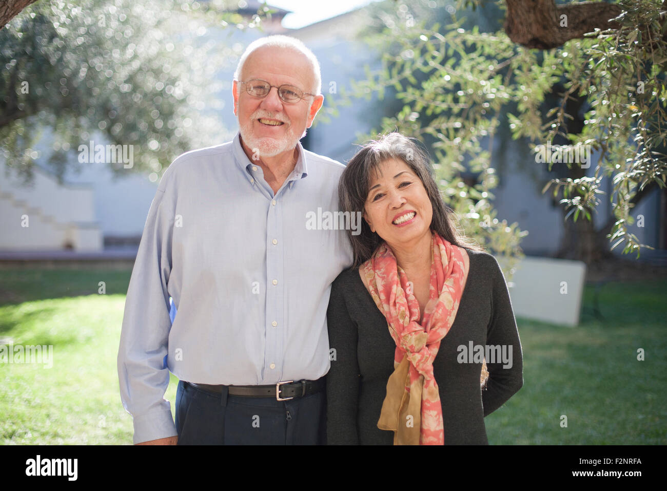 Older couple smiling in backyard Banque D'Images