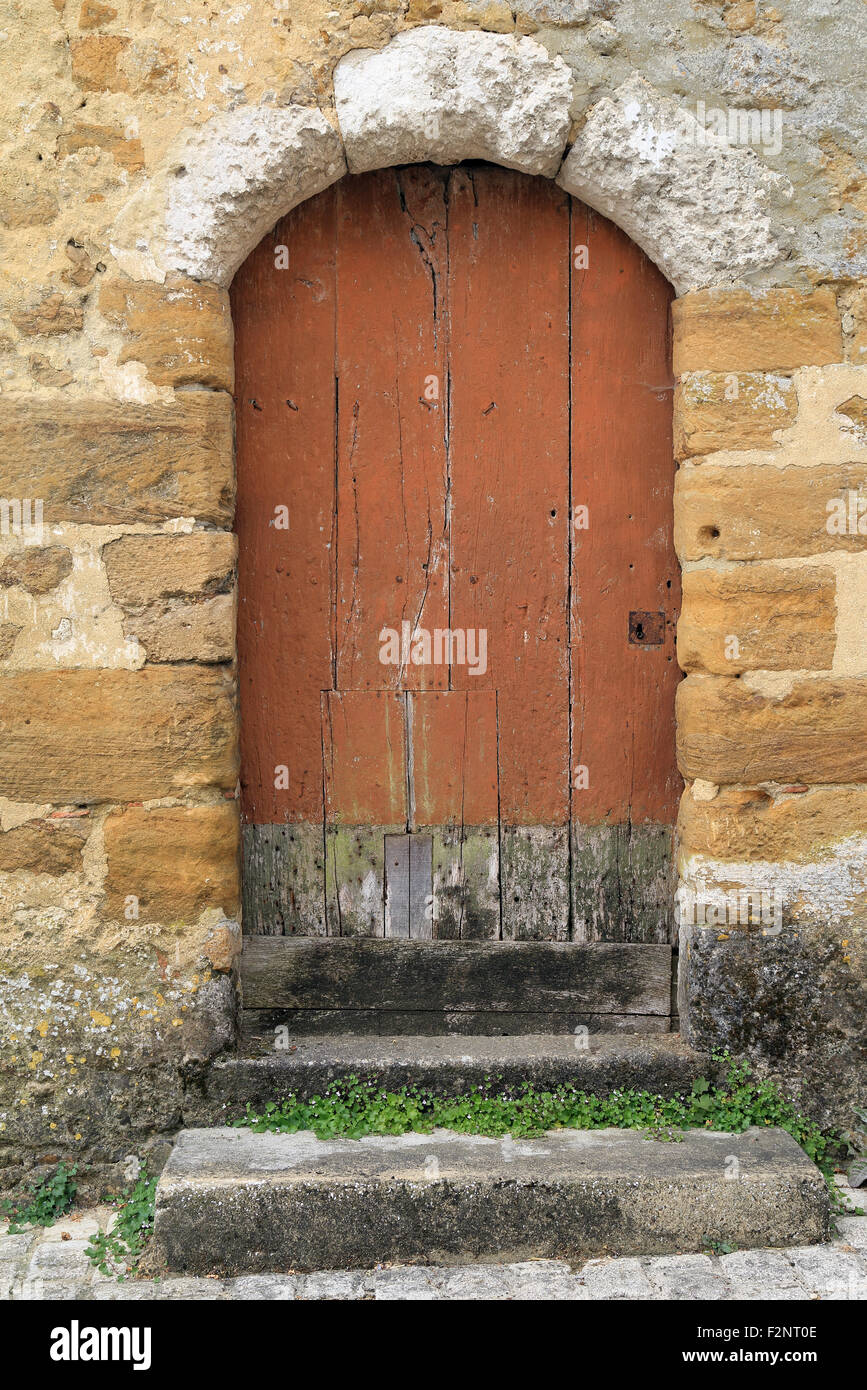 La porte en bois dans la région de mur de pierre dans la rue du Mail, Mortagne au Perche, Orne, Basse Normandie, France Banque D'Images