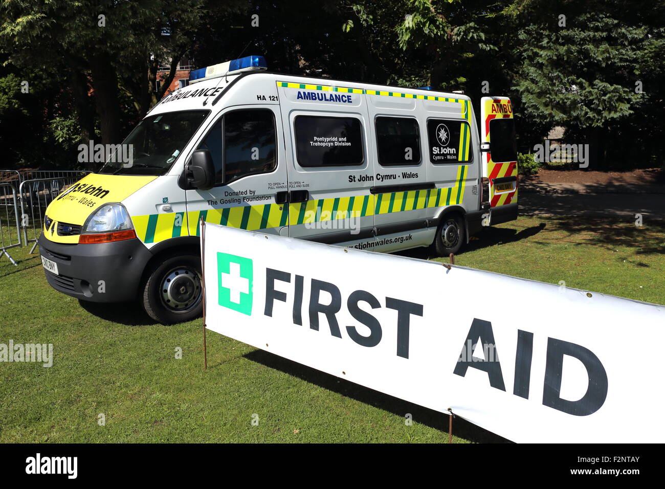 Ambulance et premiers soins point au Grans Car Show dans Ynysangharad War Memorial Park, Août 2015 Banque D'Images