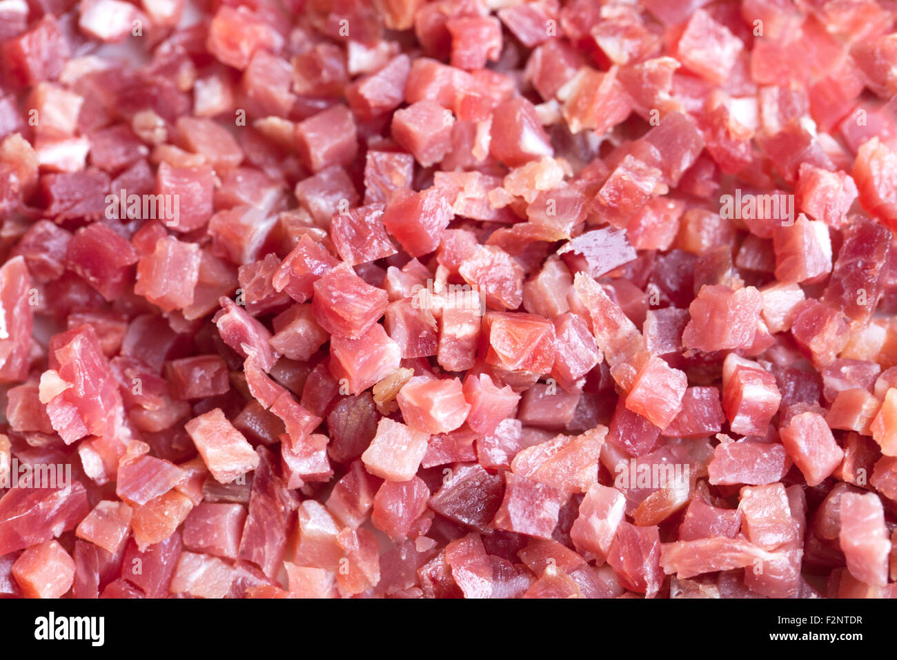 Petits cubes de 'jamon iberico espagnol traditionnel" souvent utilisé dans les soupes, les ragoûts, les omelettes, etc... Banque D'Images