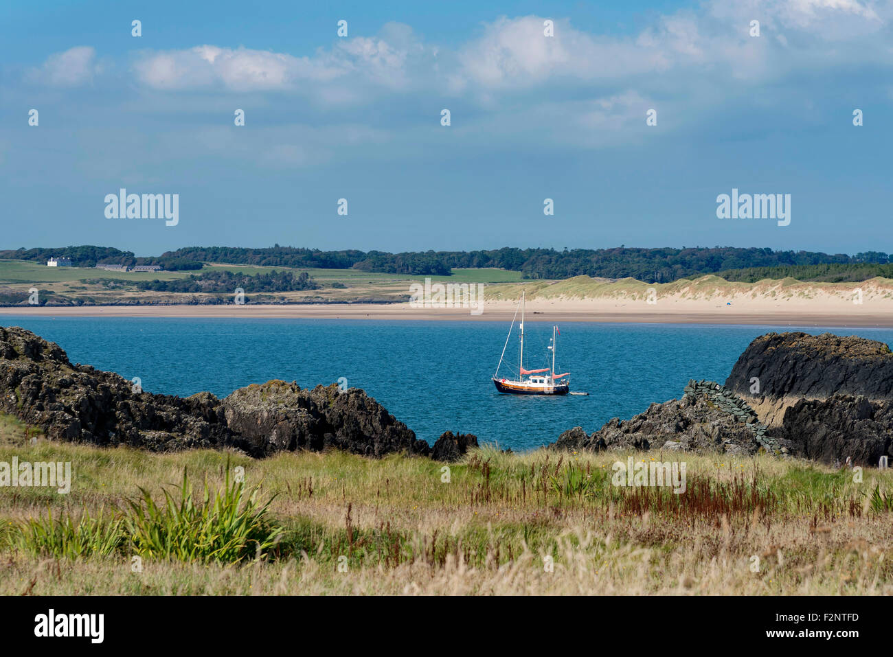 La baie de Malltraeth. Anglesey au nord du Pays de Galles. Un bateau ancré. Ynys yacht lun. Banque D'Images