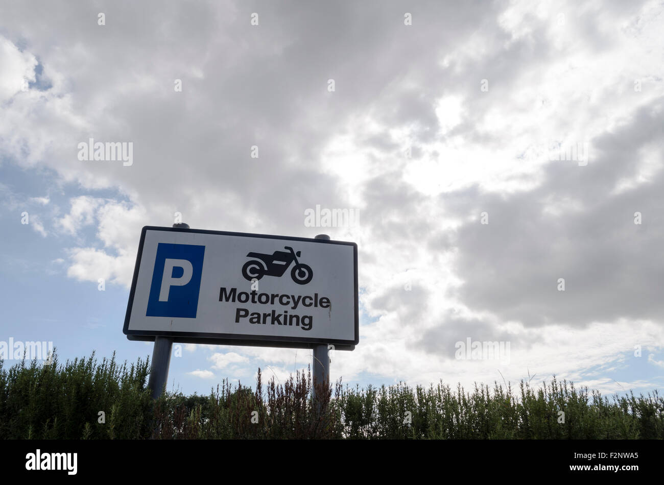 Une moto parking sign, England UK. Banque D'Images