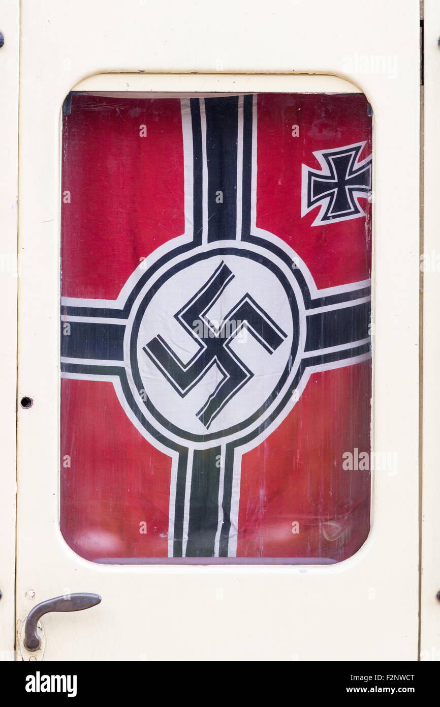 Un drapeau nazi à la guerre des années 40 week-end sur la Great Central Railway Banque D'Images