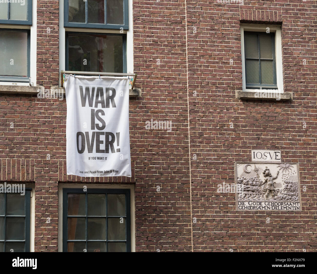 Drapeau sur une maison d'Amsterdam, endroit calme avec texte Banque D'Images