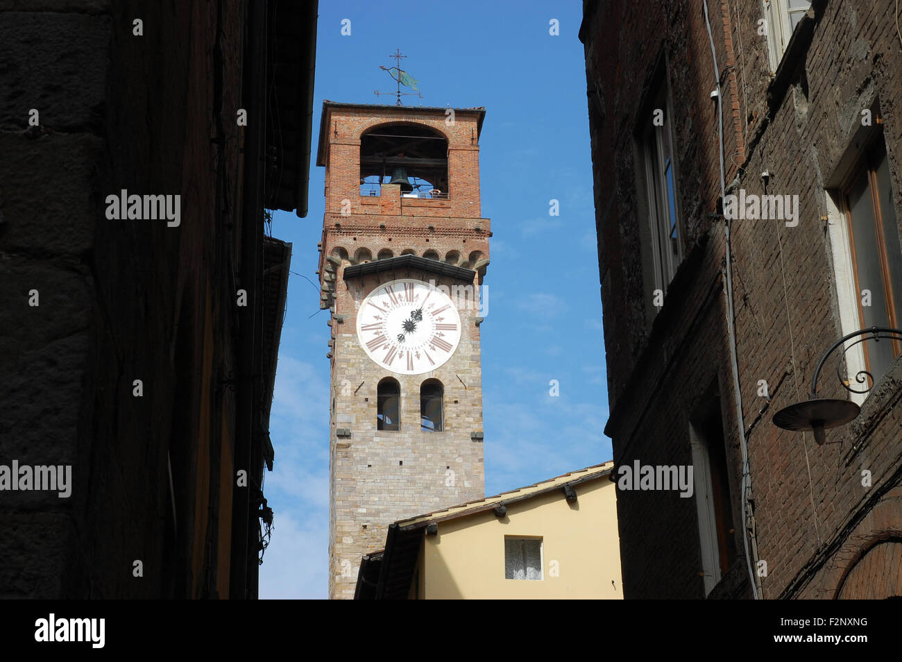 La tour de l'horloge Torre Civica della Ore à Lucca, Italie. Banque D'Images