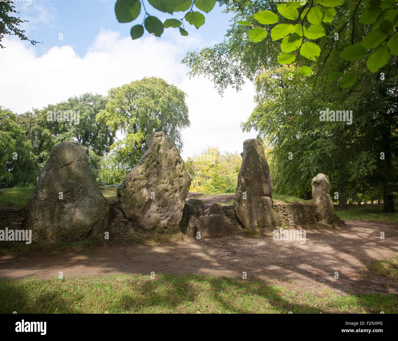 Wayland's Smithy est un long barrow chambré néolithique historique sur le Ridgeway près d'Ashbury, Oxfordshire, England, UK Banque D'Images